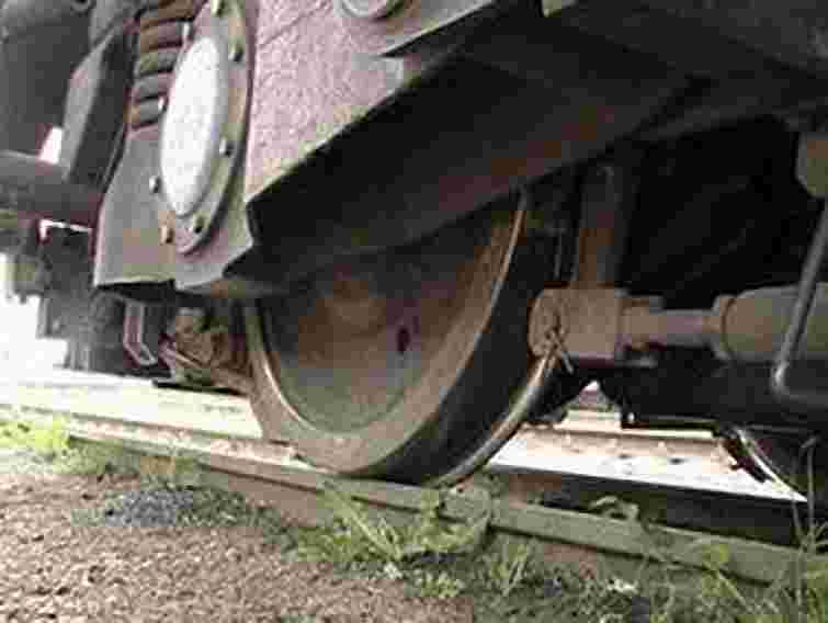 Під потяг на Прикарпатті потрапило двоє людей