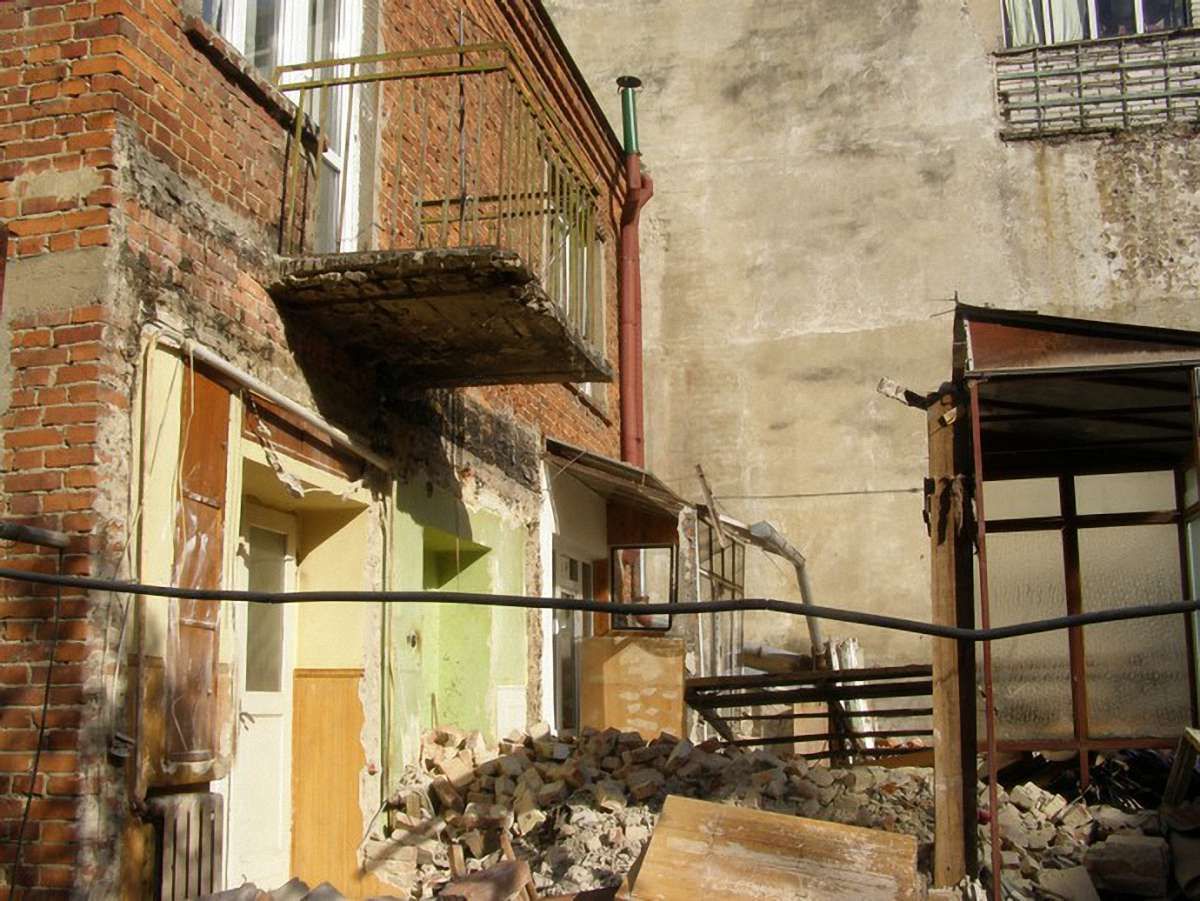 У Львові жінка заявляє, що їй незаконно знесли частину будинку
