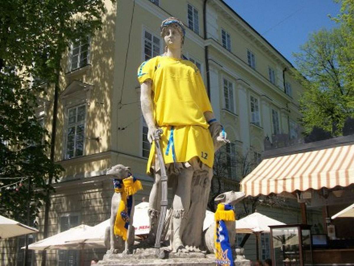 Скульптури фонтанів на пл. Ринок вбрали у форму збірної України