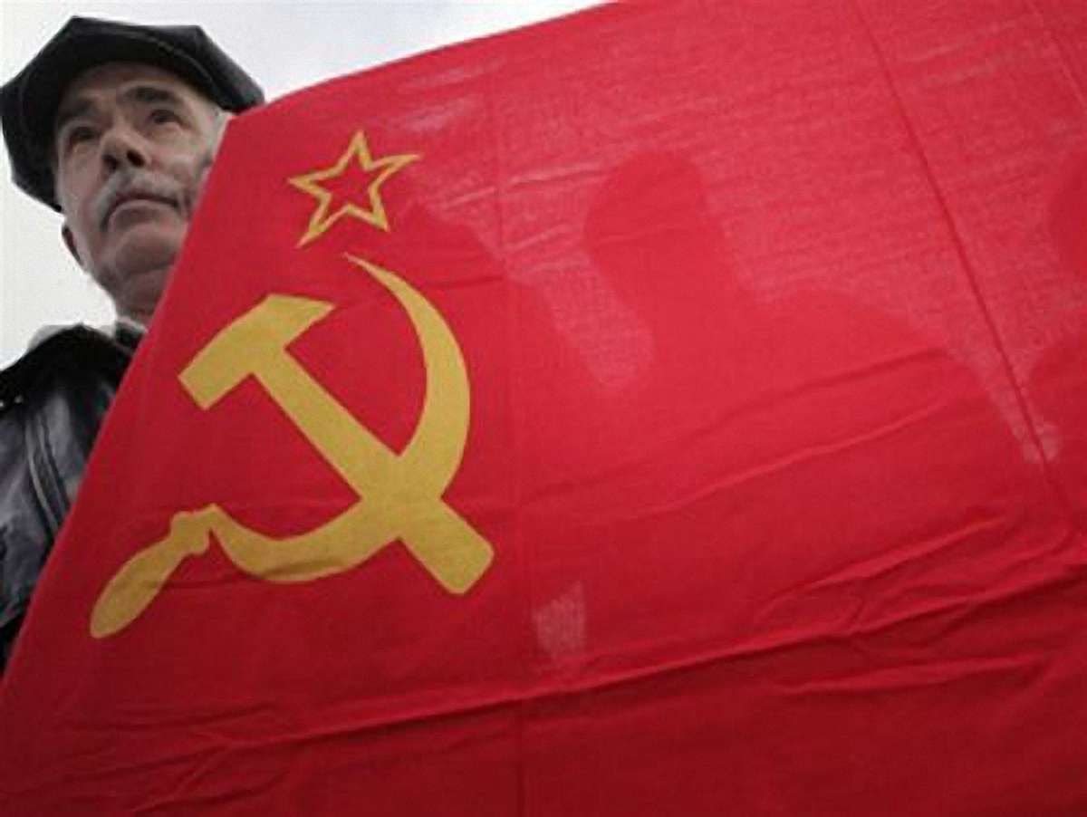 На мітингу у Львові червоні прапори тримали не розгорнутими