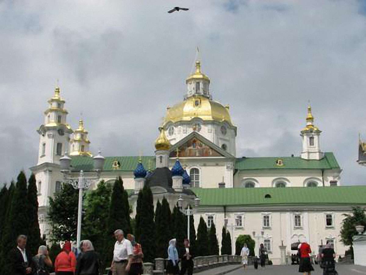 На території Лаври у телевізійника відібрали камеру і стерли запис