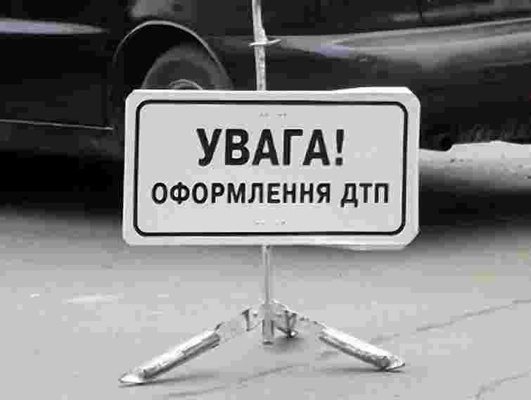 На Львівщині 19-річний водій збив на зупинці двох пішоходів
