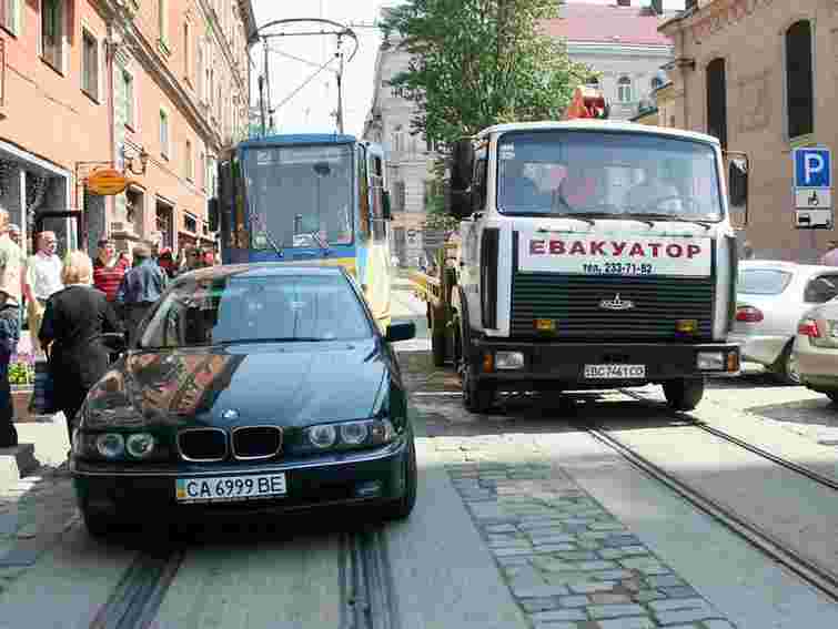 Авто, що заблокувало у Львові 6 трамваїв, переставили