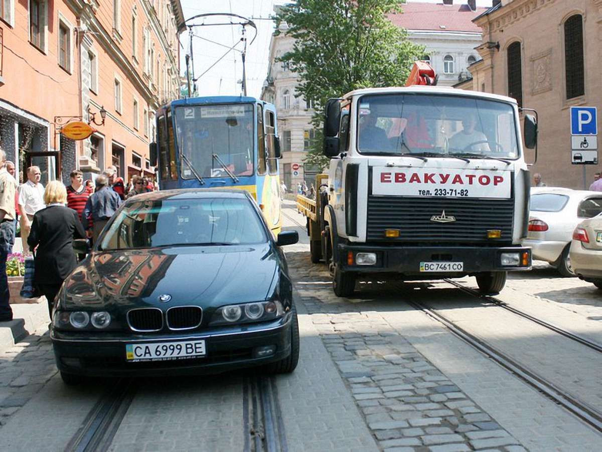 Авто, що заблокувало у Львові 6 трамваїв, переставили