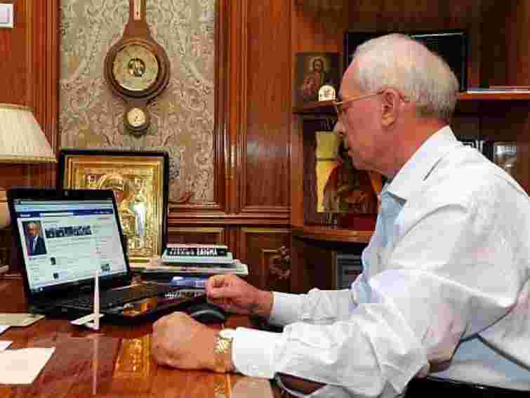 Азаров у Facebook заперечив побиття Тимошенко