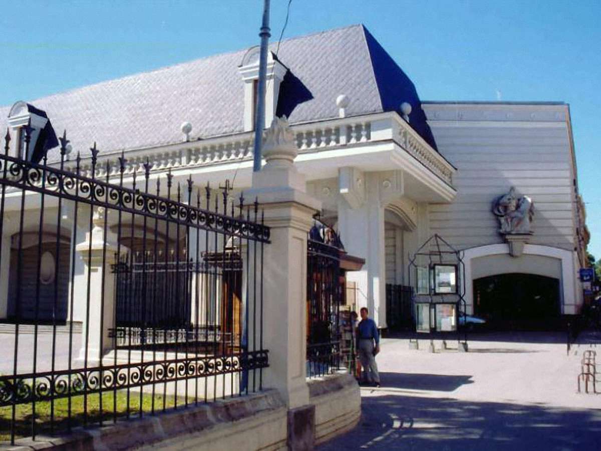 З Палацу мистецтв у Львові викрали декоративні ланцюги між колонами