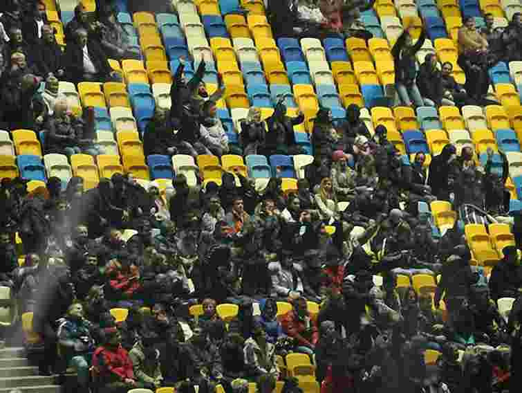 На матчі Євро-2012 заборонили приносити парасольки та вувузели