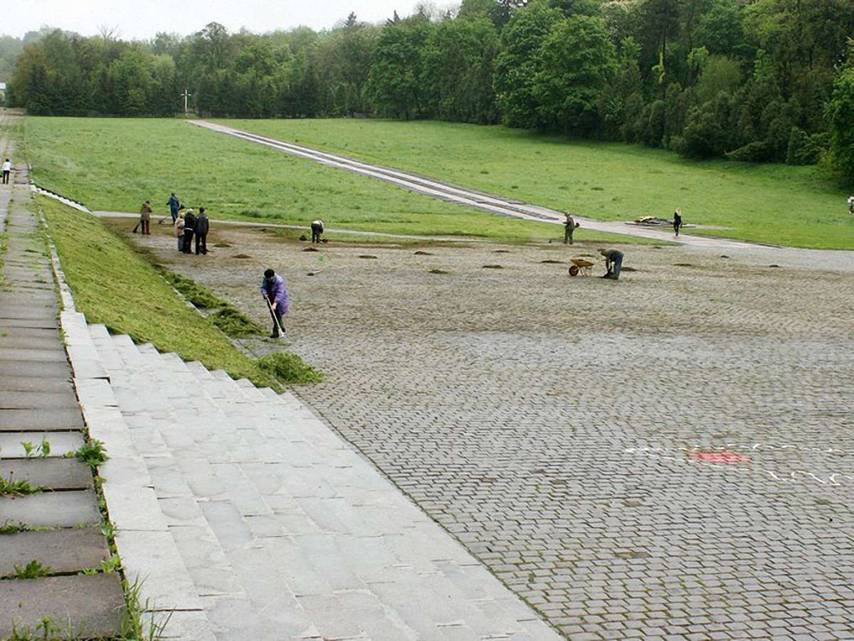 У Львові до 9 травня посилено прибирають Марсове поле