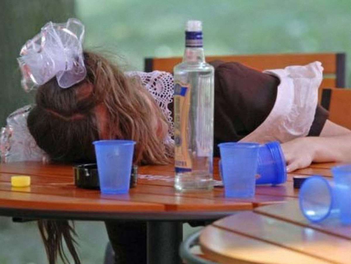 У Тернополі семикласниці запивали спирт енергетиками: одна в лікарні