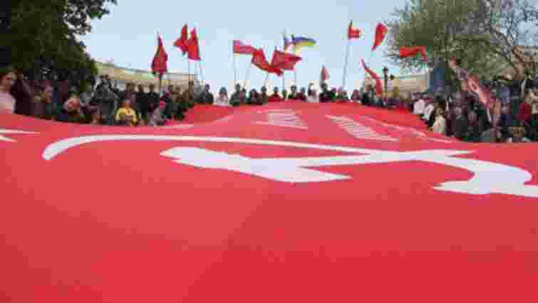 У Львові суд зупинив ухвалу про заборону червоних прапорів