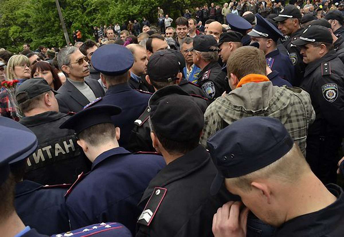 У Львові міліція не пропускає депутатів на Пагорб Слави