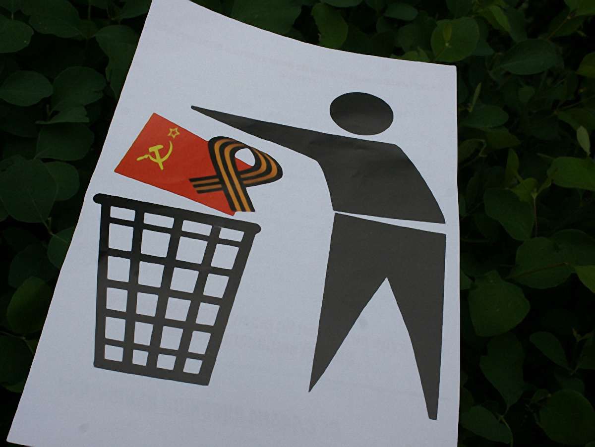 У Львові закликають викинути радянську символіку у смітник