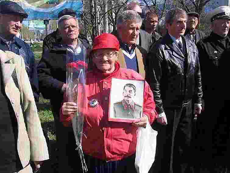 Близько тисячі комуністів пройшли Києвом з портретом Сталіна