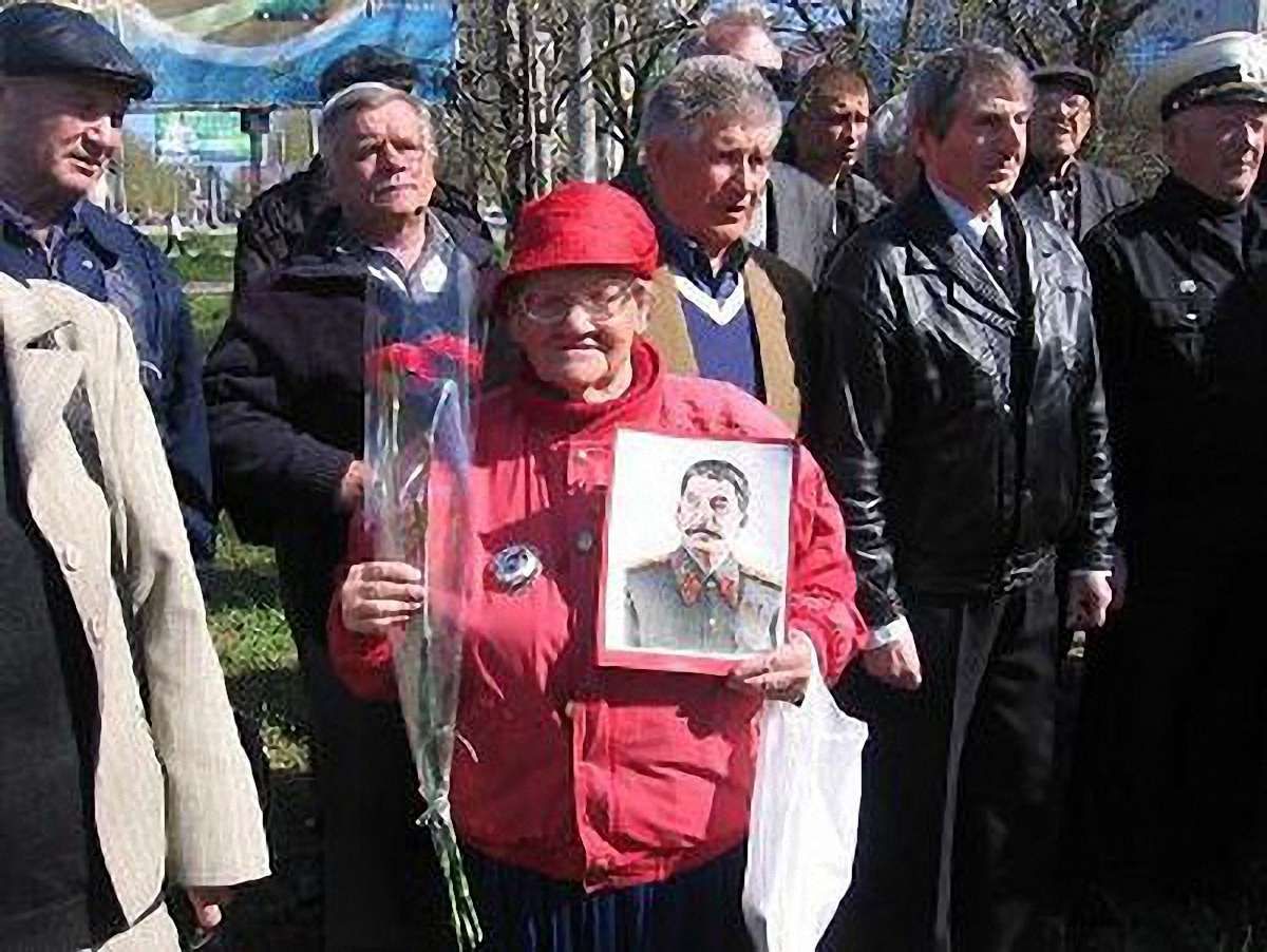 Близько тисячі комуністів пройшли Києвом з портретом Сталіна