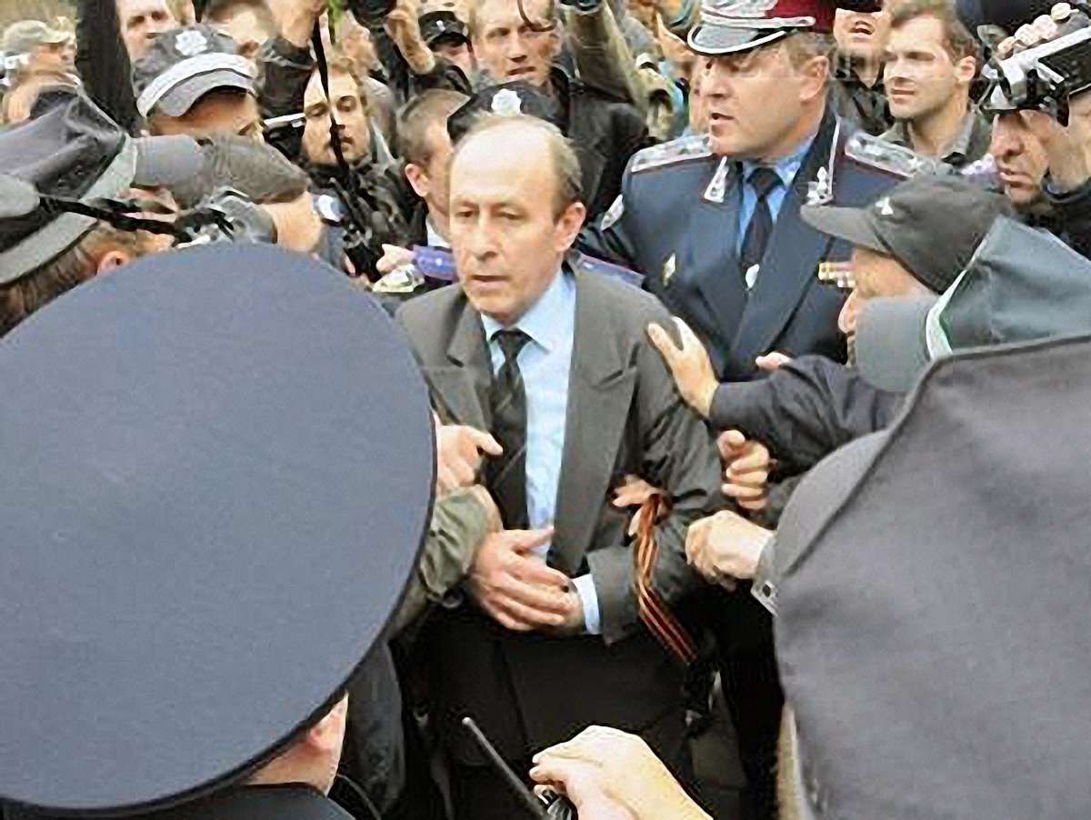 Суд виправдав комуніста за червоний прапор у Львові 