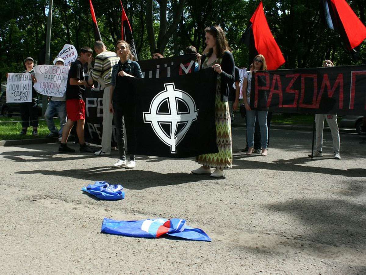 У Львові пікетували російське консульство і розірвали прапор