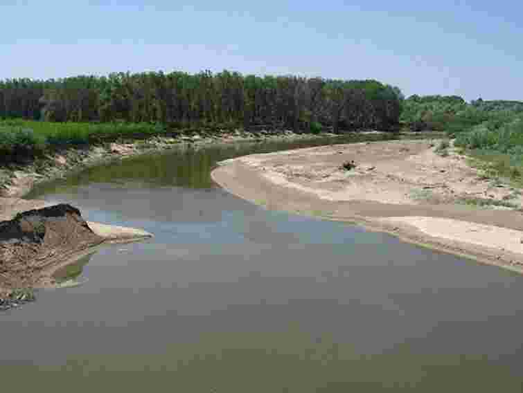 Біля Тернополя в річку потрапили нечистоти