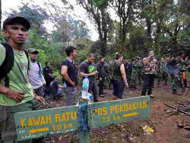 На місці падіння SuperJet-100 знайшли тіло росіянина