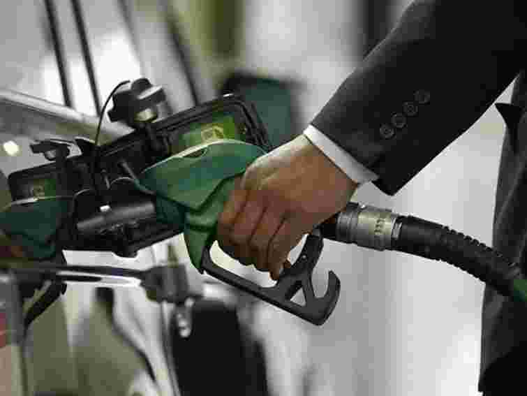 Ціна бензину в Україні впаде через зменшення попиту, - експерти