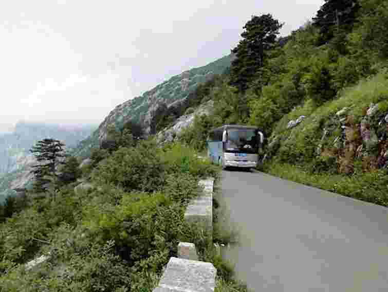 У Колумбії впав у прірву автобус із 45 поліцейськими