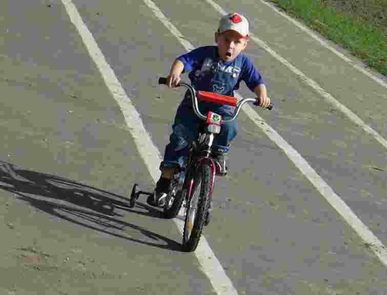 На Львівщині п’ятирічний велосипедист потрапив під автомобіль