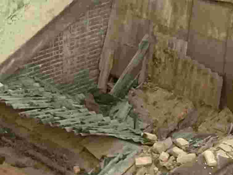 Львівську родину, в якої завалився будинок, досі ще не поселили