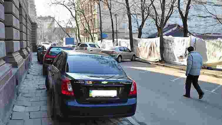 Львів’яни скаржитимуться спецкомісіям на паркування автомобілів на майданчиках