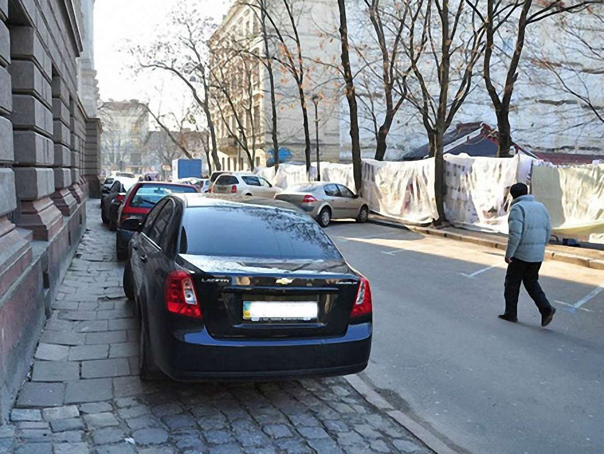 Львів’яни скаржитимуться спецкомісіям на паркування автомобілів на майданчиках