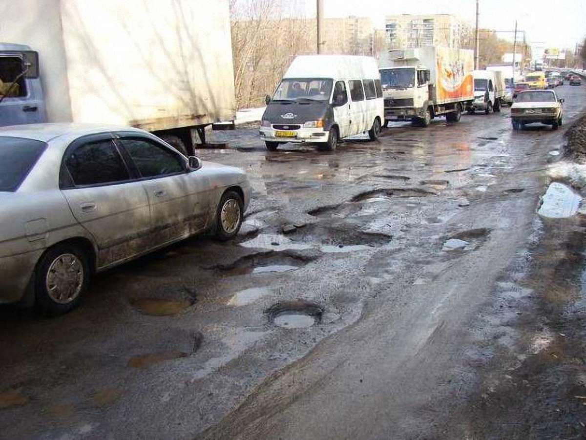 Протест проти бездоріжжя: 100 осіб перекрили трасу Львів-Луцьк