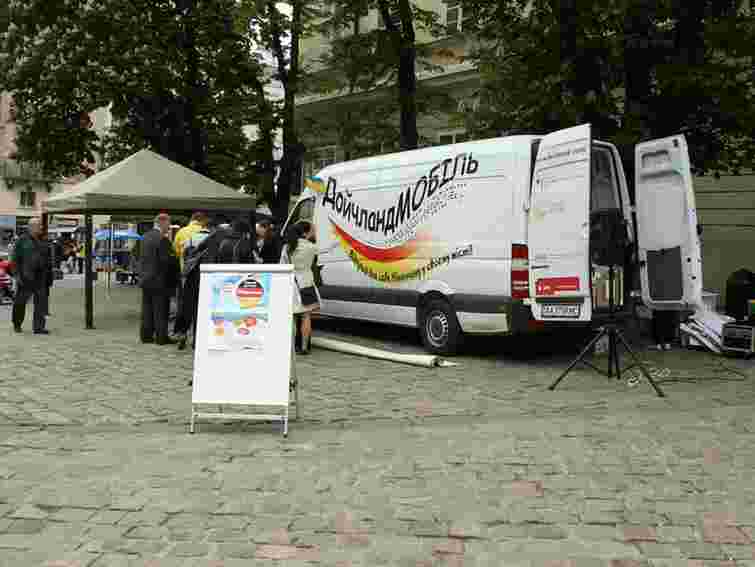 Львів’ян на пл. Ринок знайомлять з німецькою культурою