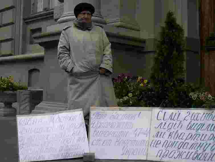 Біля Львівської ОДА голодує онкохвора жінка