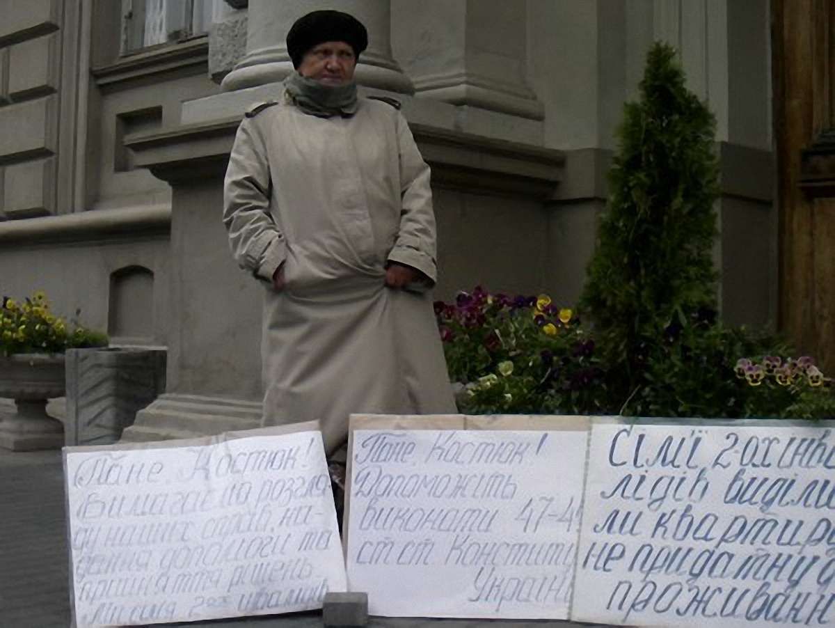 Біля Львівської ОДА голодує онкохвора жінка