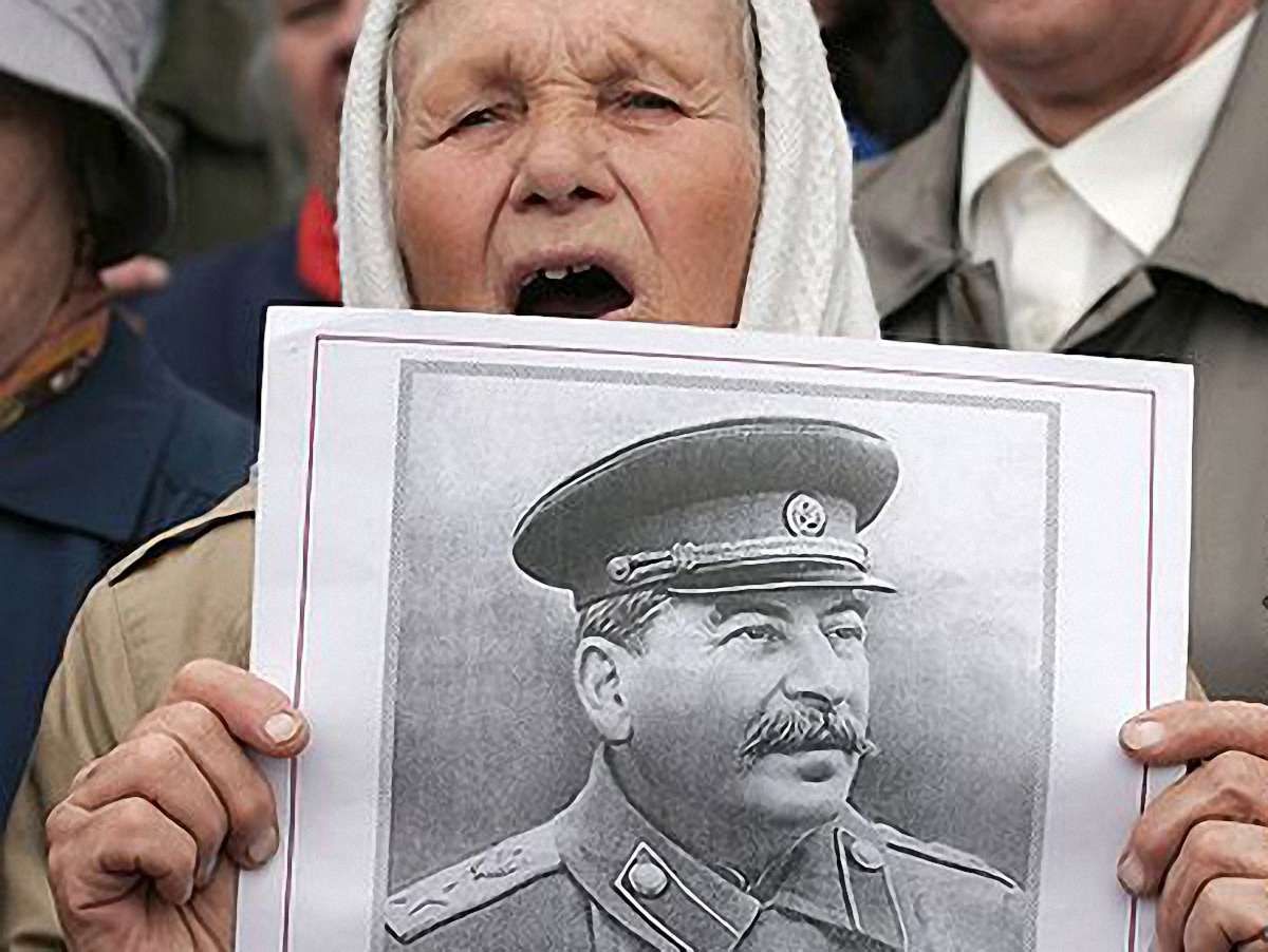 Симоненко має відповісти за виправдання злочину сталінізму, - політик