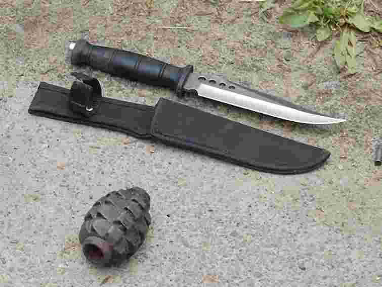 Біля Львова затримали мікроавтобус зі зброєю