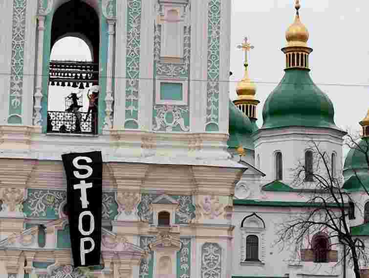 Суд не знайшов злочину в акції оголених FEMEN на дзвіниці Софії Київської