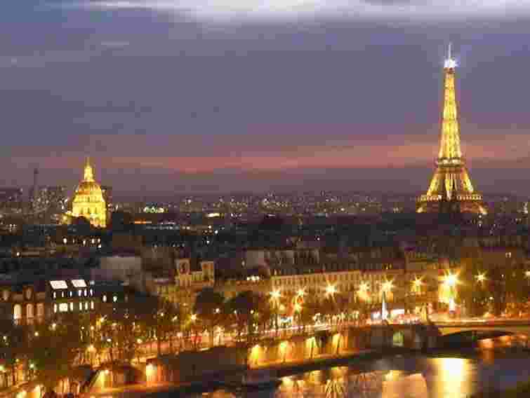 Уряд Франції урізав собі зарплатню на 30%