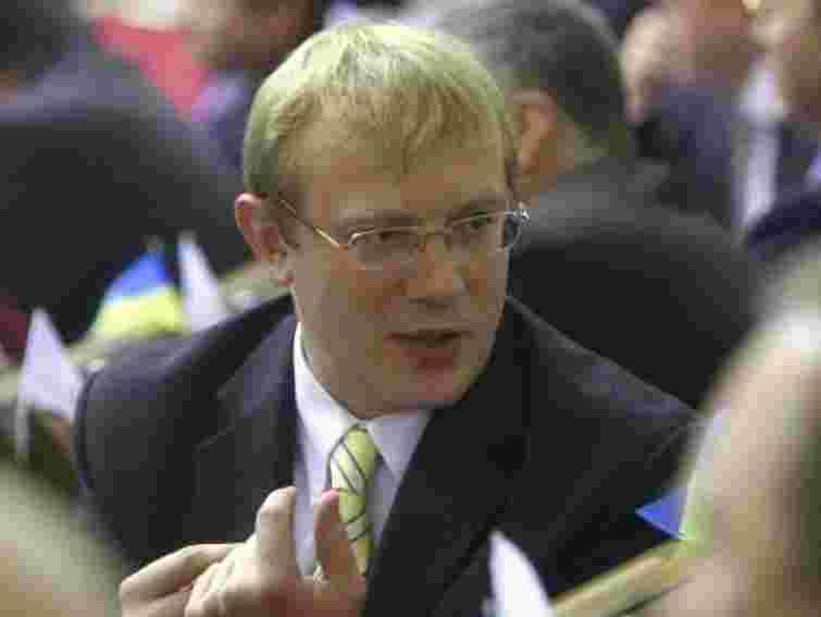 Влада веде самовбивчу лінію у спілкуванні з Брюсселем, - нардеп