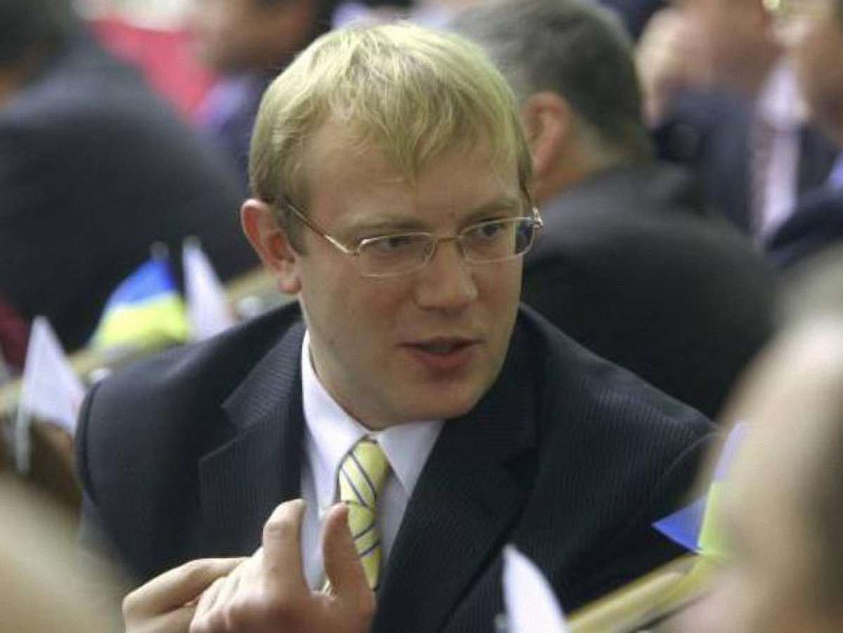 Влада веде самовбивчу лінію у спілкуванні з Брюсселем, - нардеп