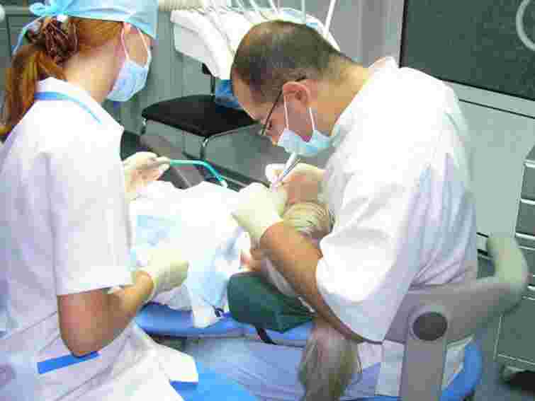 25 травня в Україні безкоштовно імплантуватимуть зуби літнім людям