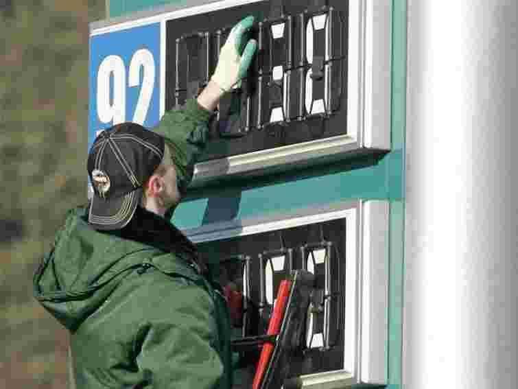 Азаров впевнений, що бензин дешевшатиме