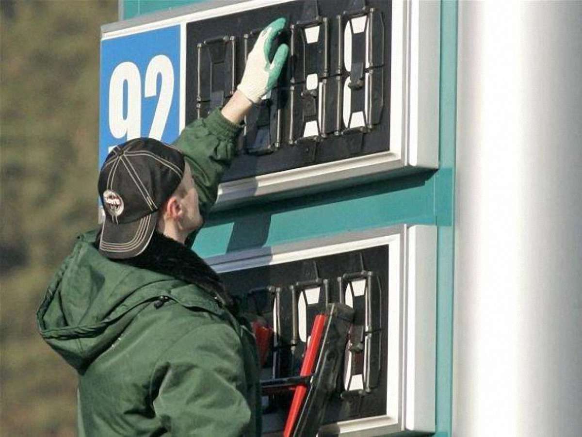 Азаров впевнений, що бензин дешевшатиме