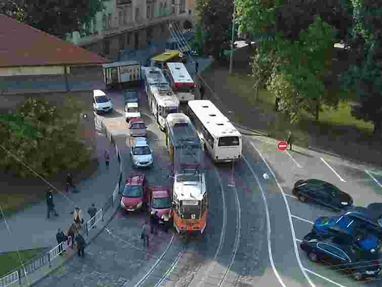 У Львові ДТП на Підвальній: у заторі стоять трамваї