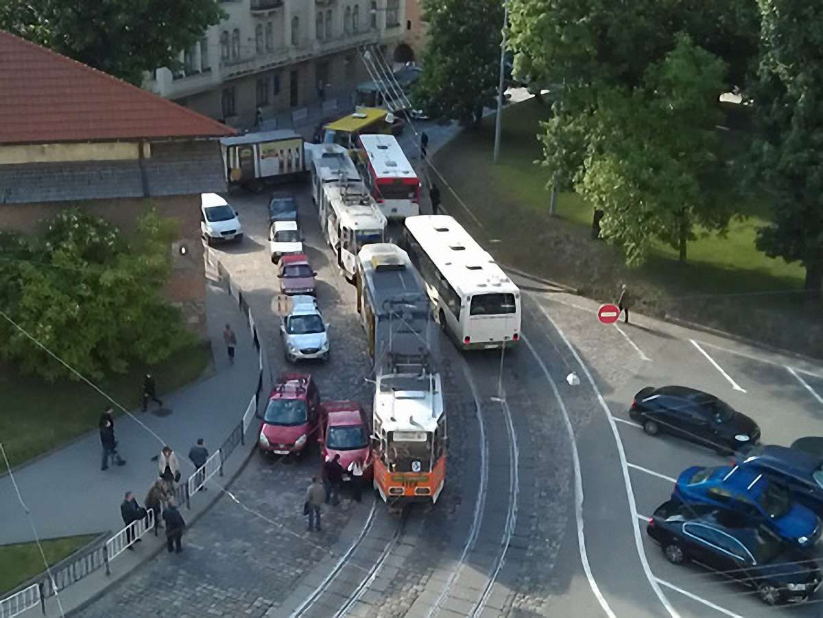 У Львові ДТП на Підвальній: у заторі стоять трамваї