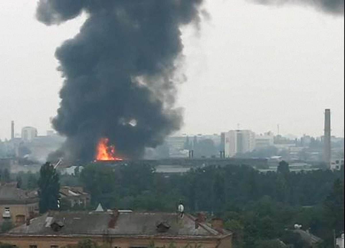 У Києві горить найбільший склад секонд-хенду