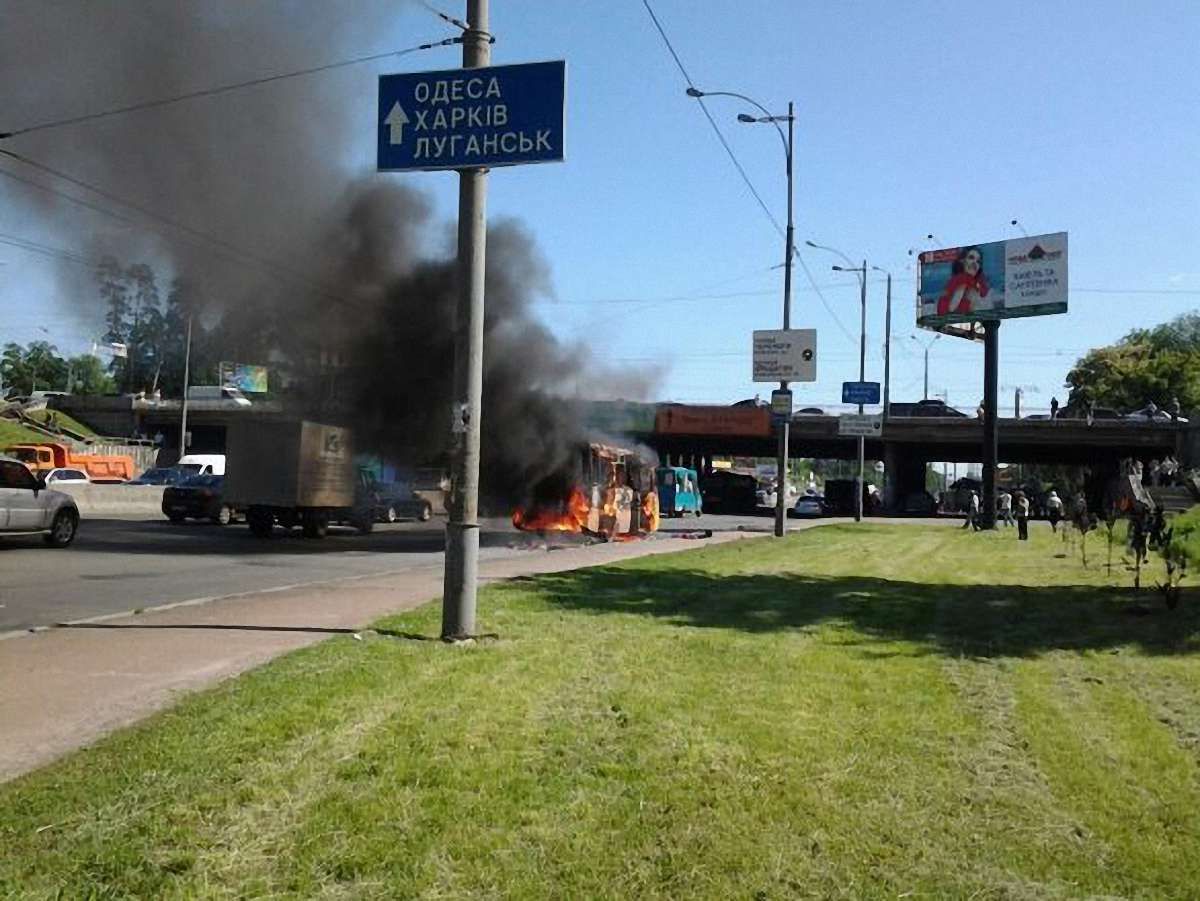 У Києві вибухнула і горить маршрутка. Фото