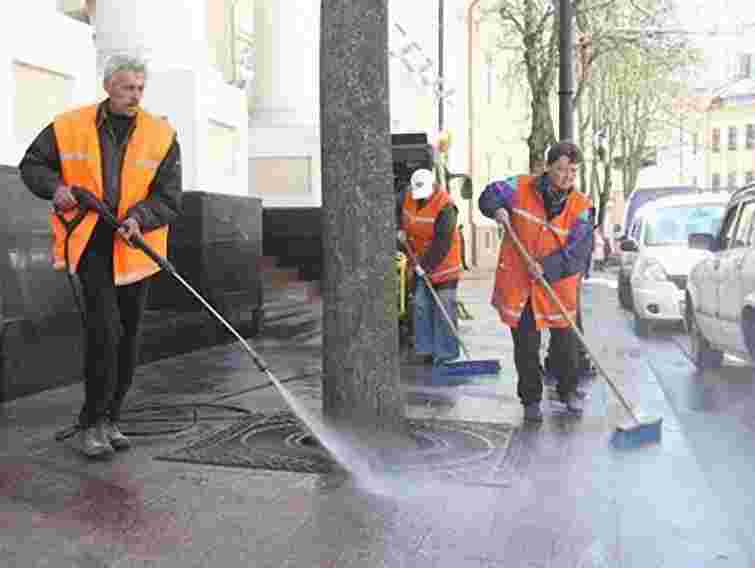 Бізнесмени долучаються до миття тротуарів у центрі Львова