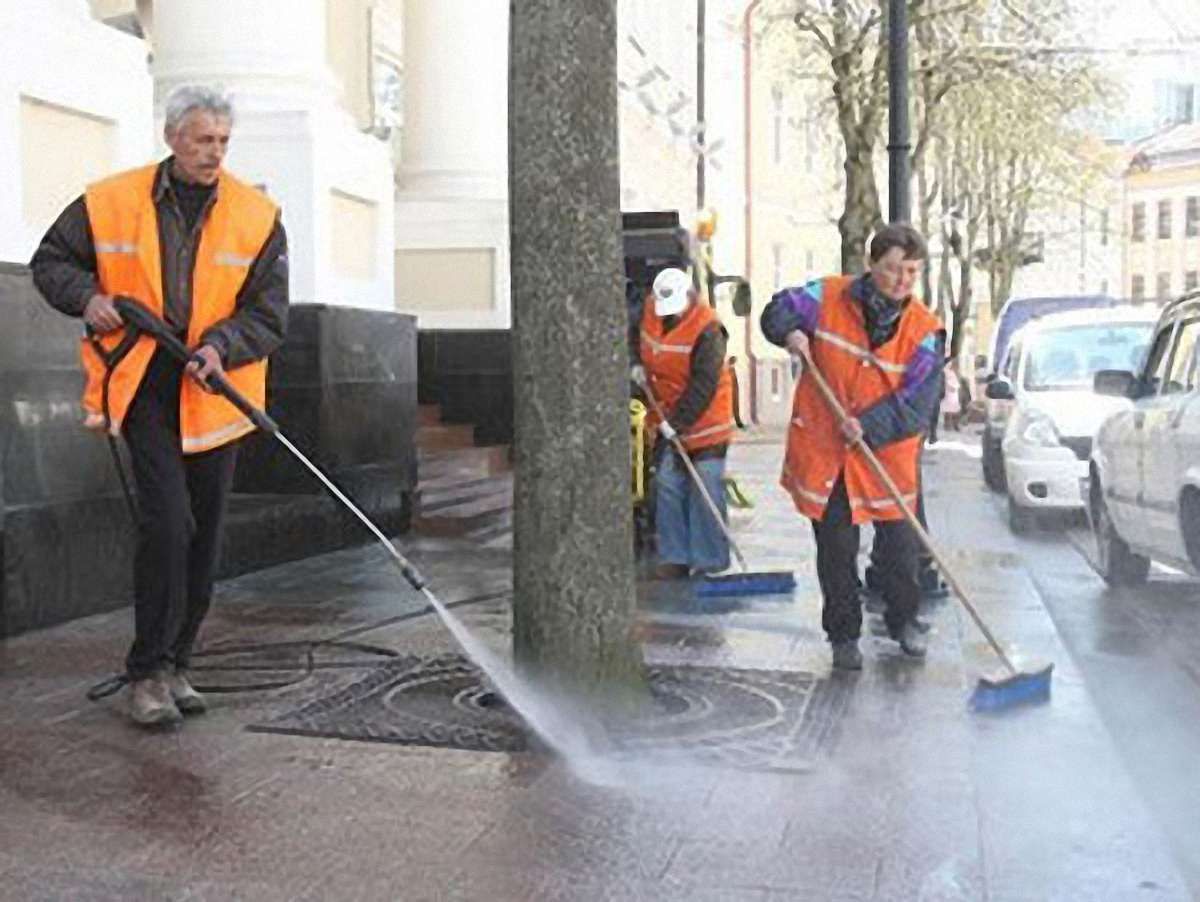 Бізнесмени долучаються до миття тротуарів у центрі Львова