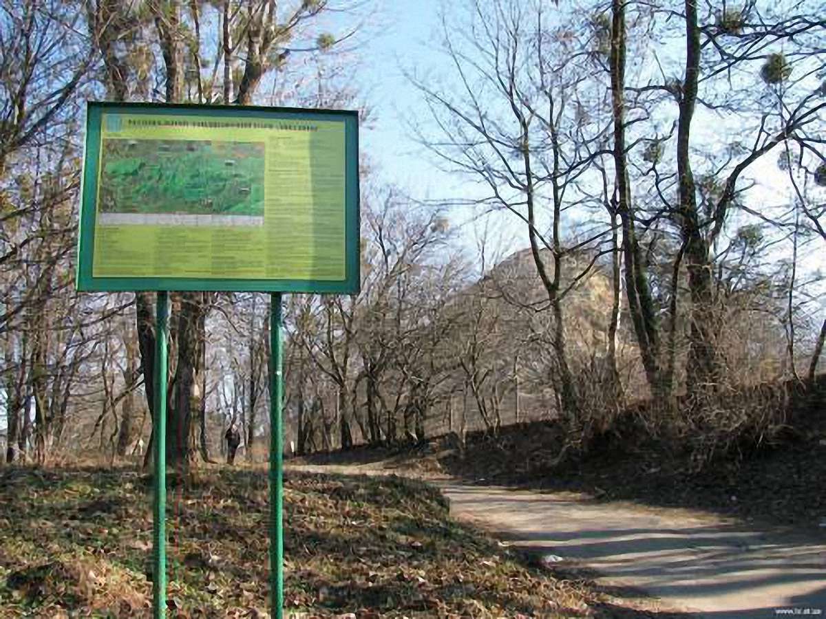У парку «Знесіння» невідомі вдруге демонтували шлагбаум