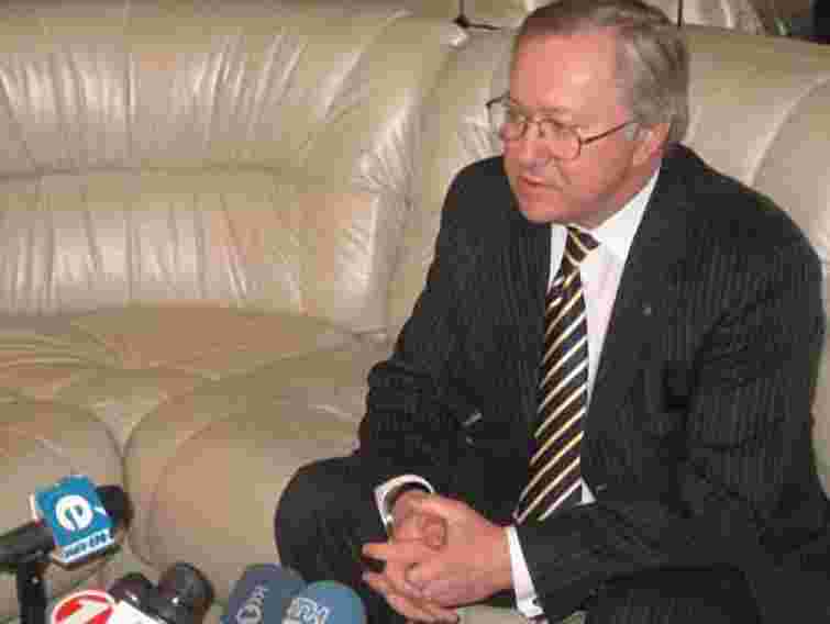 Світ дистанціюється від Януковича, – Тарасюк