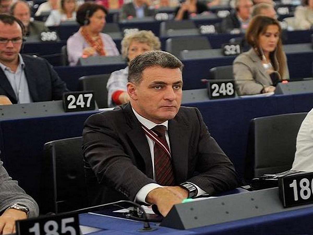 Тимошенко марно приміряє лати Жанни д'Арк, - європарламентар